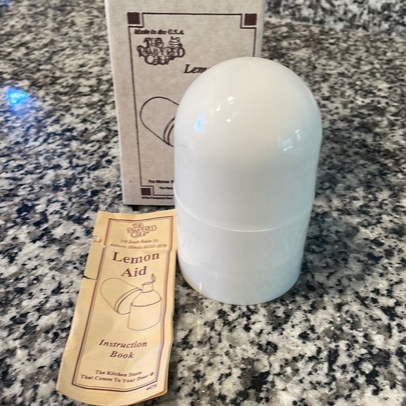 PAMPERED CHEF Lemon Aid Reamer Juicer Spigot Pourer Keeper Storage #2301 - Picture 2 of 2